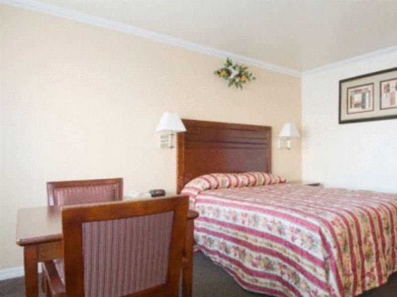 Surestay By Best Western Fresno Central Bagian luar foto