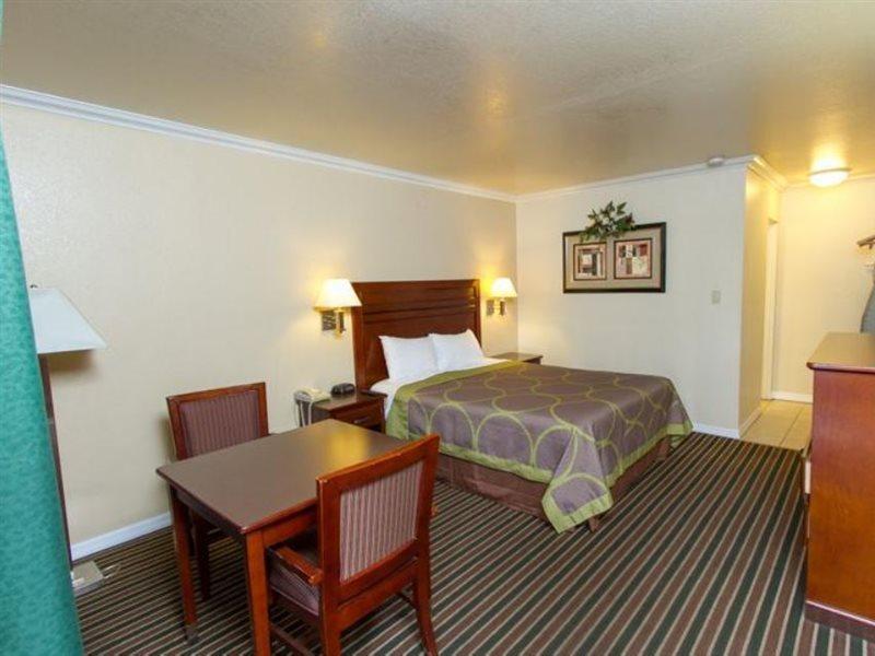 Surestay By Best Western Fresno Central Bagian luar foto