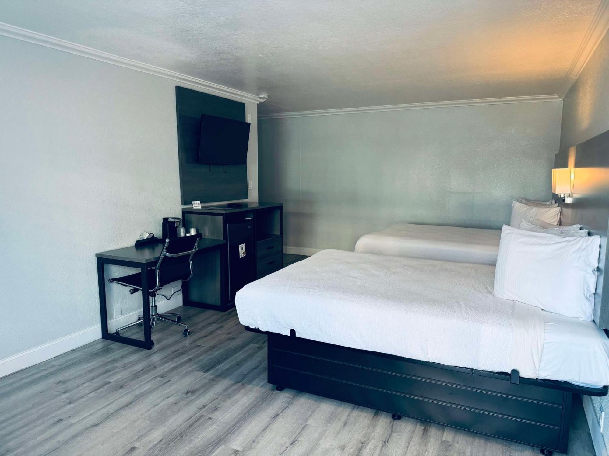 Surestay By Best Western Fresno Central Bagian luar foto