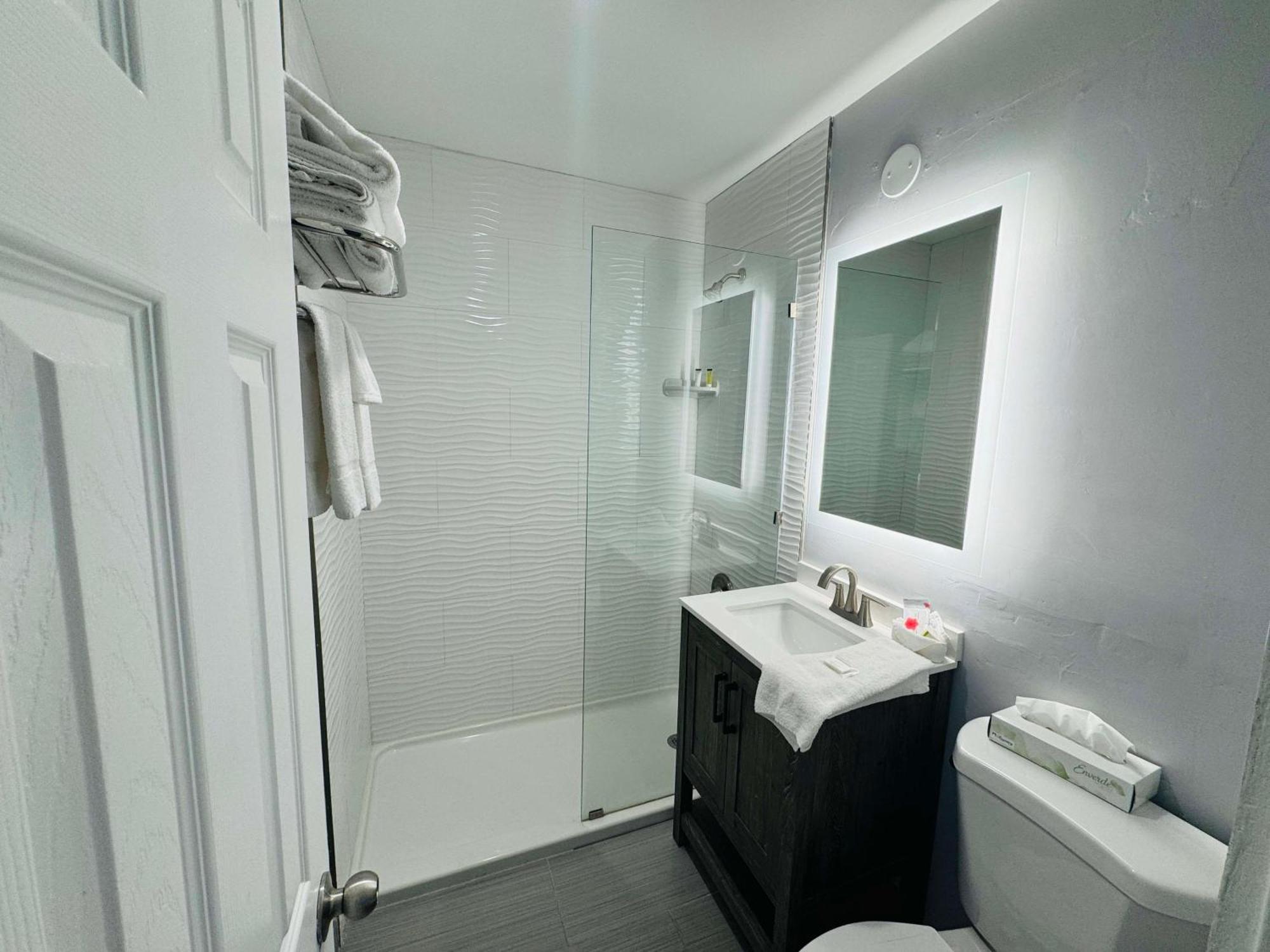 Surestay By Best Western Fresno Central Bagian luar foto