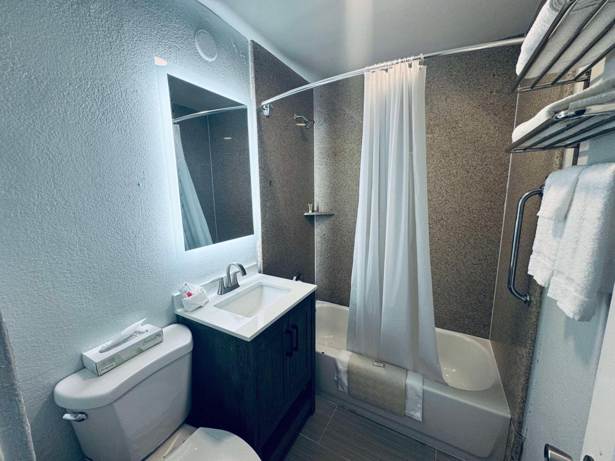 Surestay By Best Western Fresno Central Bagian luar foto